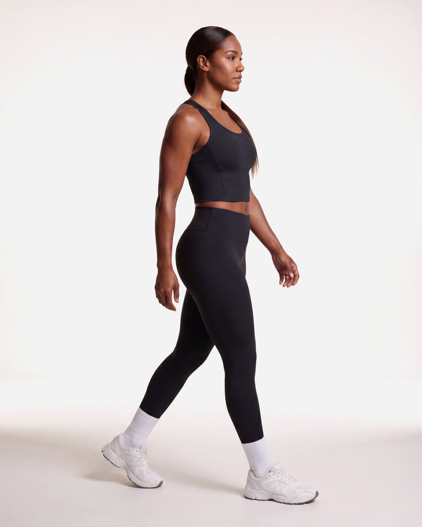 VARCEA Seamless High Tank in black — lifestyle, walking