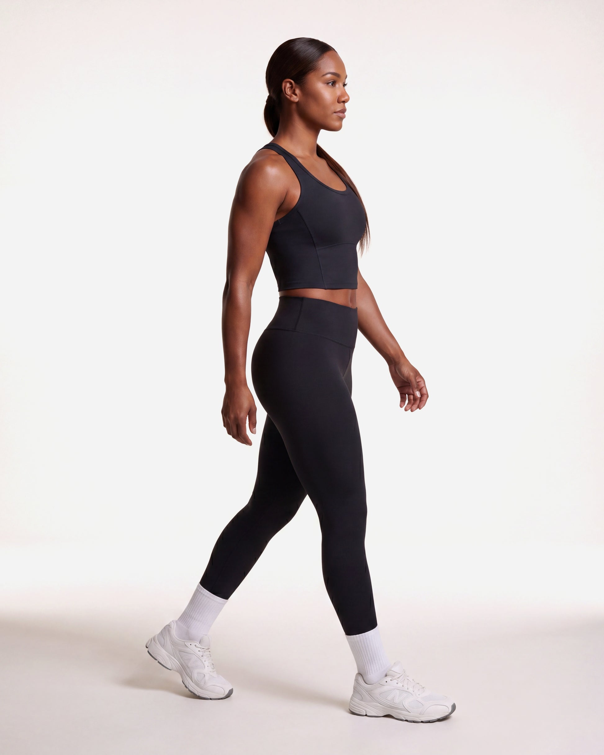 VARCEA Seamless High Tank in black — lifestyle, walking