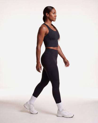 VARCEA Seamless High Tank in black — lifestyle, walking